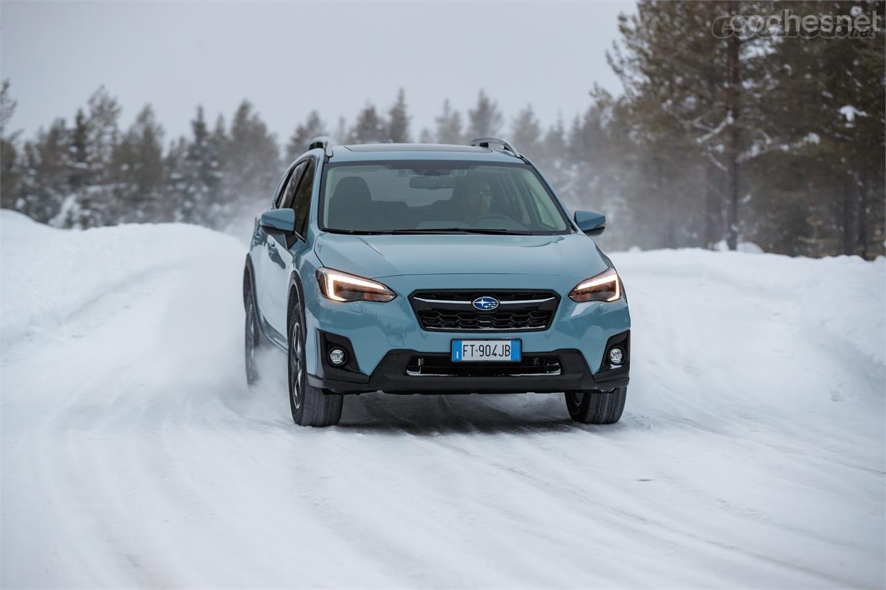 Sobre nieve se aprecia la eficacia del sistema de tracción integral de los coches de la marca.