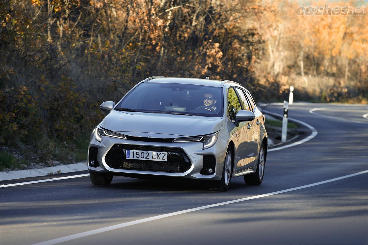 Es el mismo coche que el Toyota Corolla Touring Sports. El único cambio está en el frontal exclusivo de Suzuki.