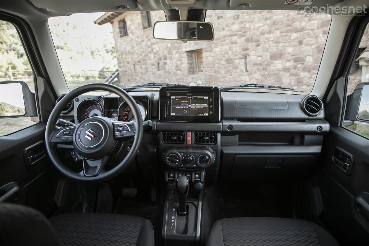 El interior es muy clásico, se inspira en el del Suzuki Samurai. Se percibe robusto, pero un tanto espartano. 