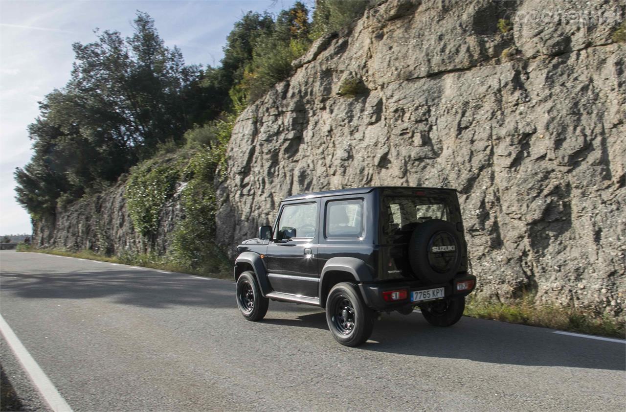 El comportamiento en asfalto del Suzuki Jimny recuerda al de aquellos todoterreno de los años ochenta. Su estética no engaña. 