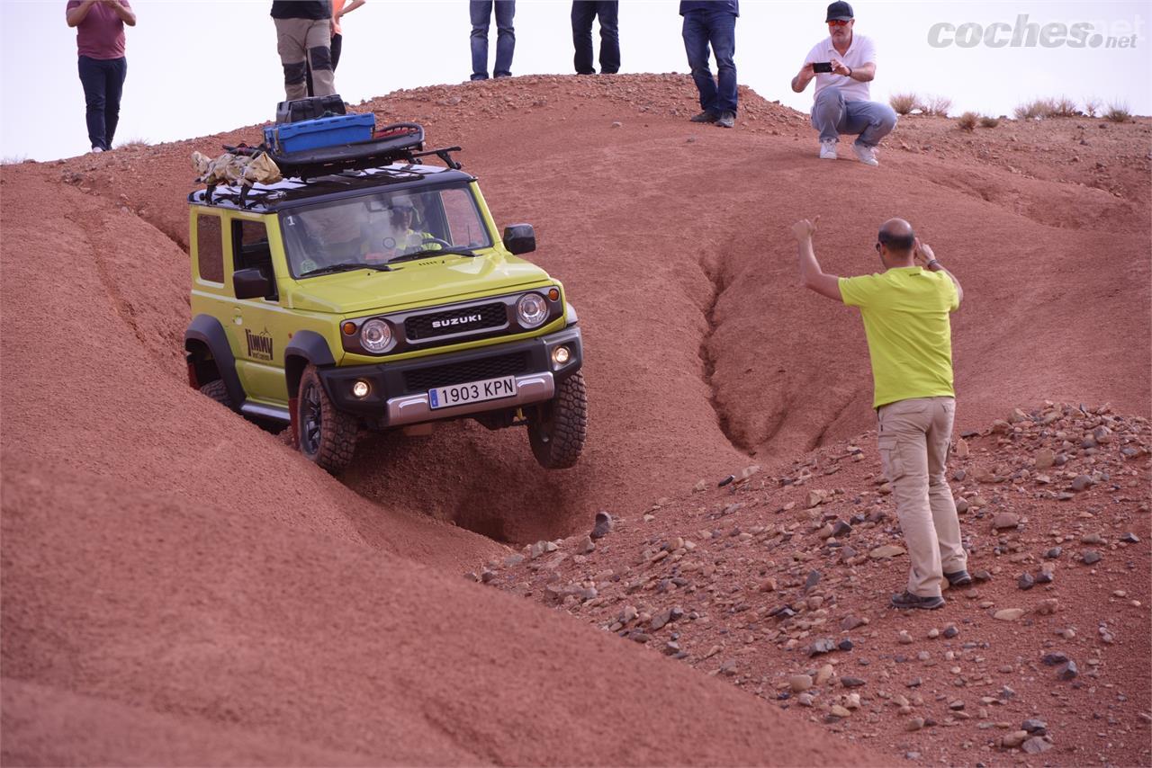 Entretenerse un rato con las capacidades off-road del Jimny puede hacerse en cualquier parte.