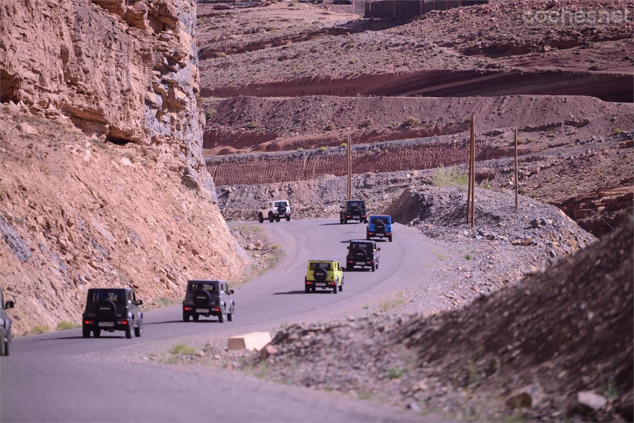 El asfalto, el medio más "hostil" para el Jimny siempre que no sean carreteras como esta, donde se comporta estupendamente.