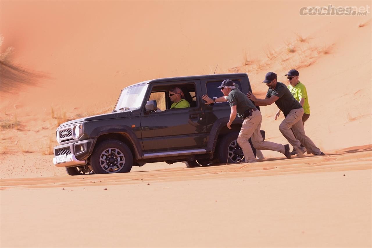 Si el Jimny se engancha un poco, basta un empujón para que vuelva a ponerse en marcha.