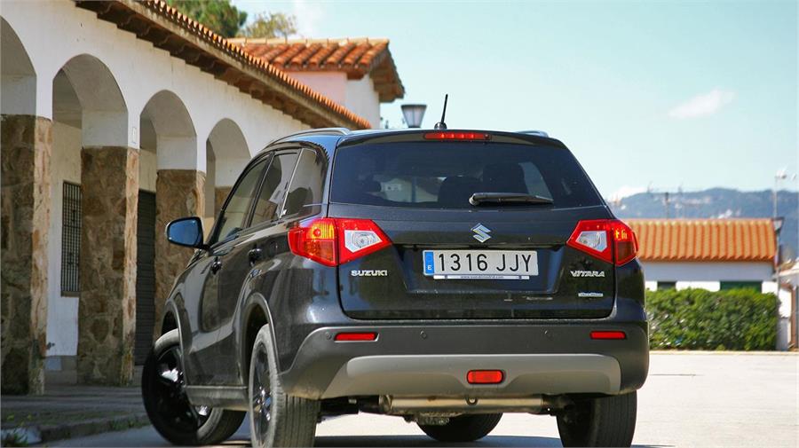 El Vitara S añade un motor de gasolina sobrealimentado que mejora las prestaciones del 1.6 atmosférico de las versiones convencionales.