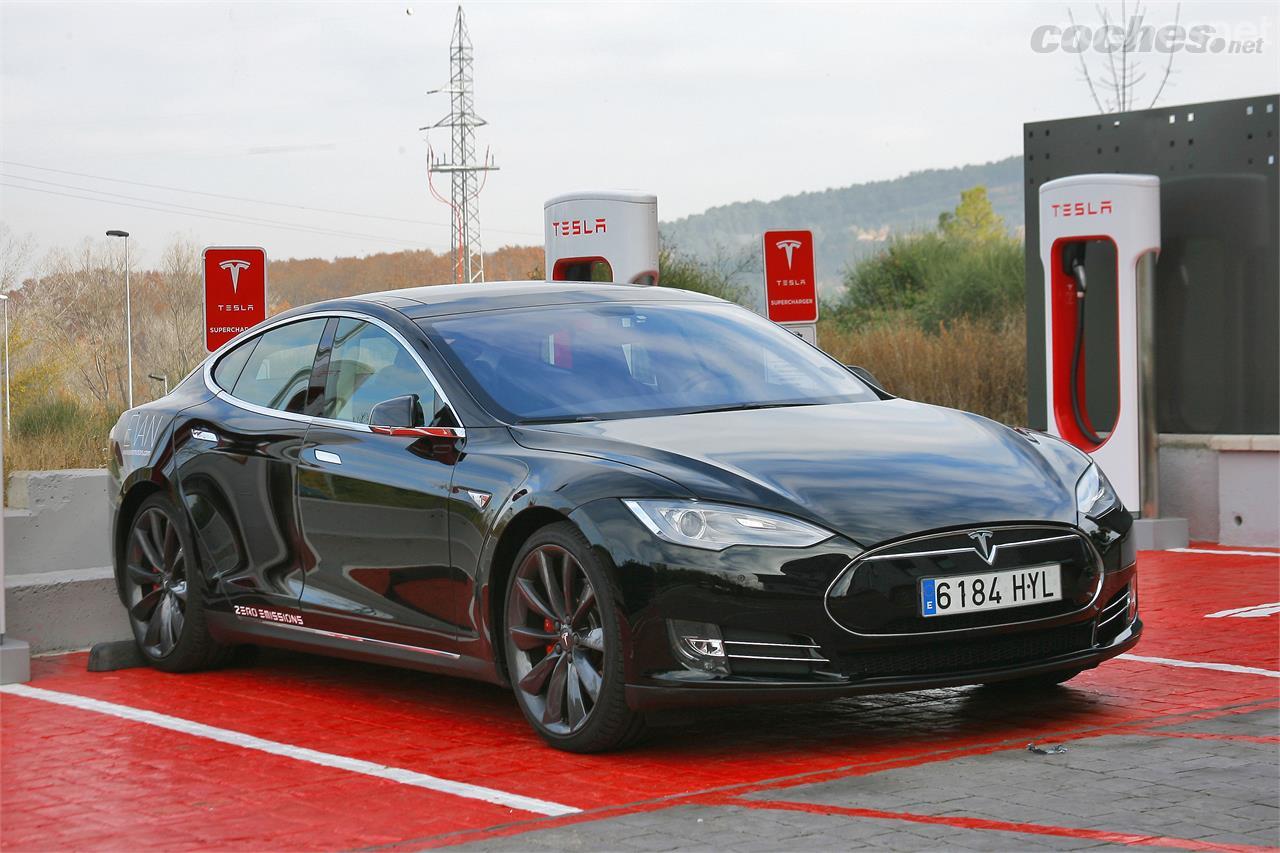 Las baterías se recargan en poco más de media hora en una estación Supercharger de Tesla. Una de ellas es ésta, situada en Girona. 