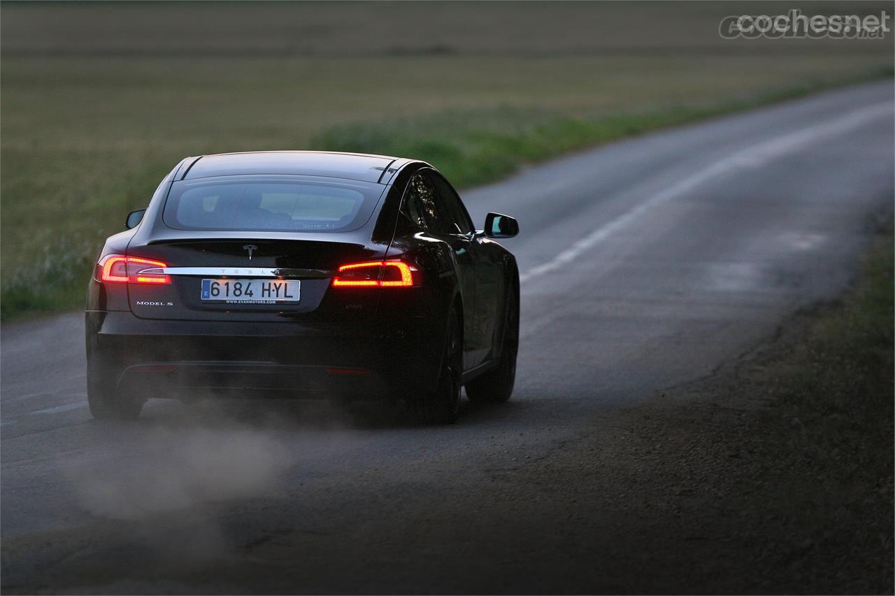 La brutal aceleración de este coche eléctrico es uno de sus atractivos. Hace el 0 a 100 km/h en 4,6 segundos, un registro de auténtico deportivo. 