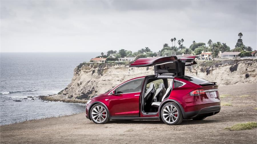 La solución para las puertas traseras es realmente original. Tesla iniciará las entregas de este coche en el año 2017.