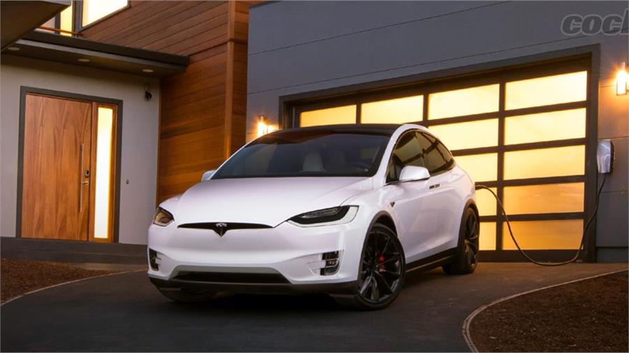 El Model X es un coche 100% eléctrico que se recarga en casa o en cualquiera de los puntos de recarga propios de la marca.