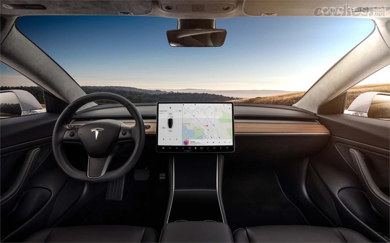 De serie equipará una pantalla táctil de 15", con una disposición horizontal y no vertical como en Model S y Model X.