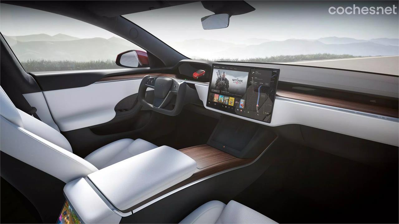 El nuevo interior del Model S mantiene el cuadro de instrumentos digital, añade la pantalla de 17 en formato horizontal y monta ese horrible volante que no parece demasiado práctico.