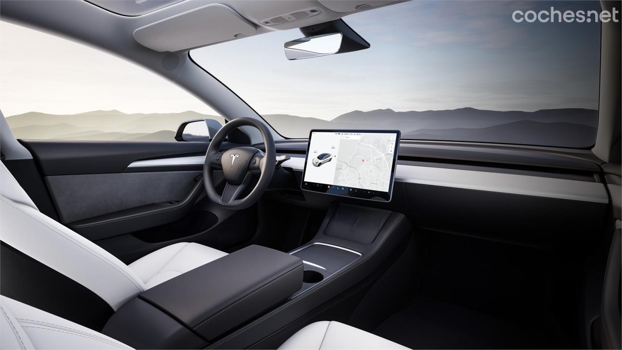 La pantalla de 15 pulgadas del Model 3 reúne todo lo necesario, incluso el velocímetro, ya que no dispone de cuadro de instrumentos.