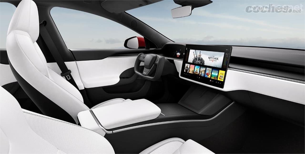 Cambio radical en el interior del nuevo Model S con pantalla horizontal de 17 pulgadas y un volante futurista propio de un caza de combate.