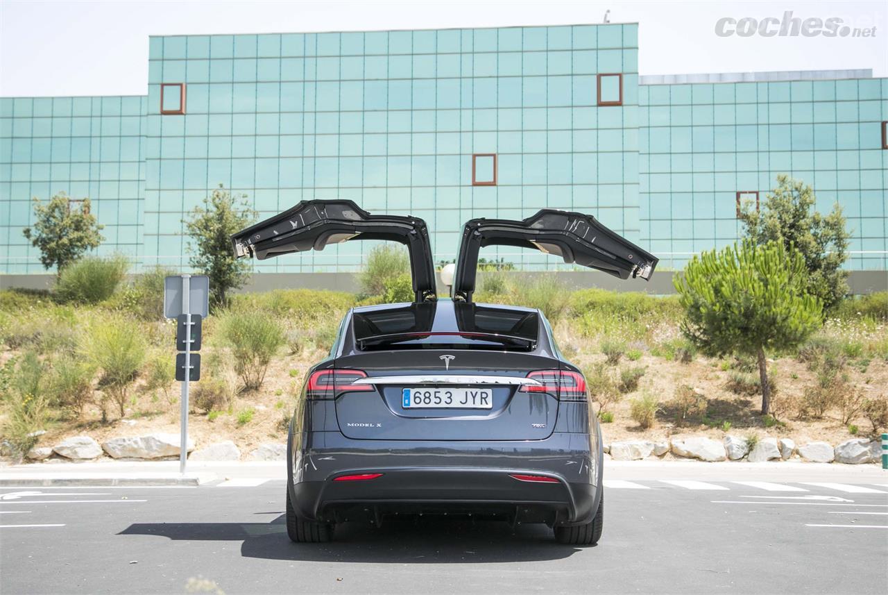 Con un precio que supera en 40.000 euros a sus rivales directos con motor térmico, el Model X es una alternativa bastante costosa.