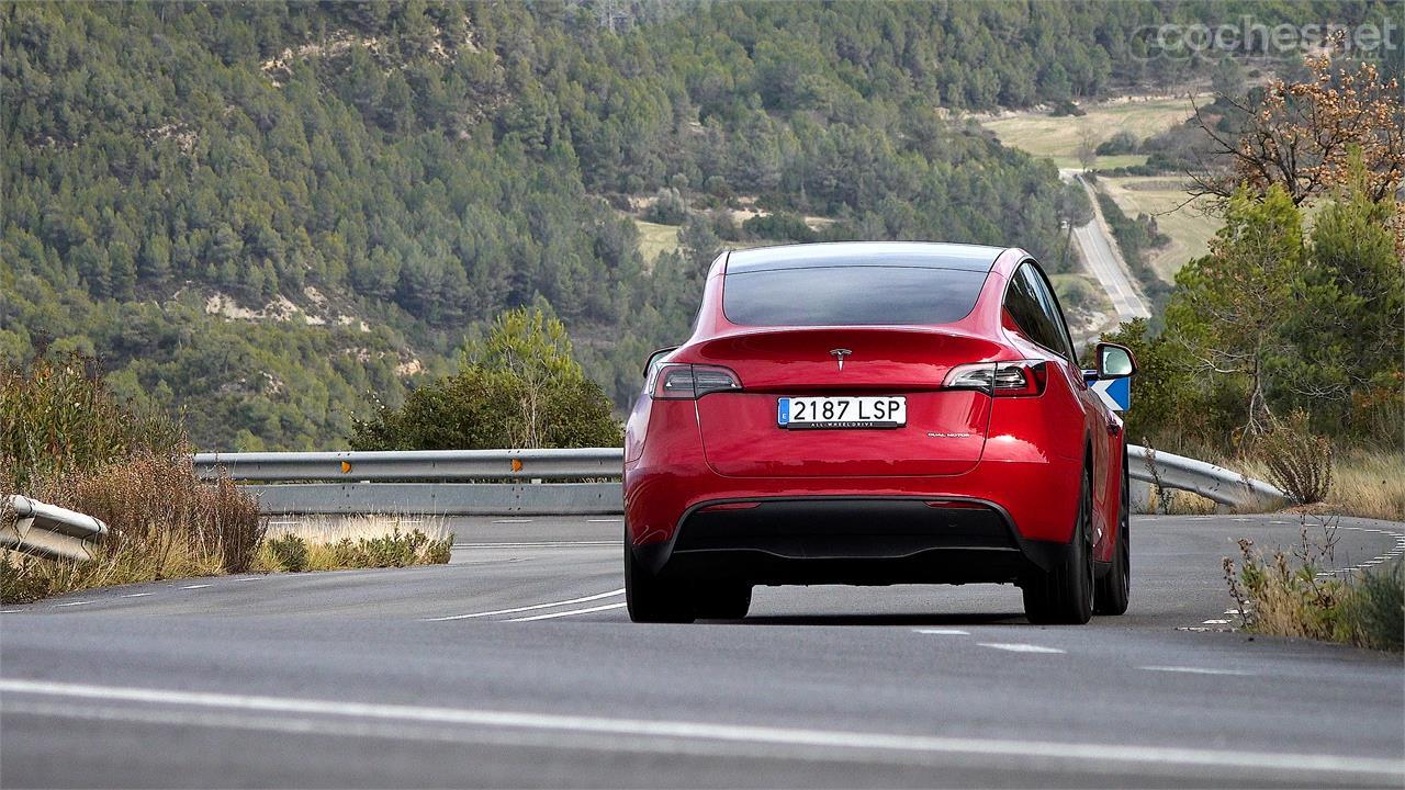 Ofrece un comportamiento sin apenas balanceo. El coche vira plano y por el sitio que se le marca.