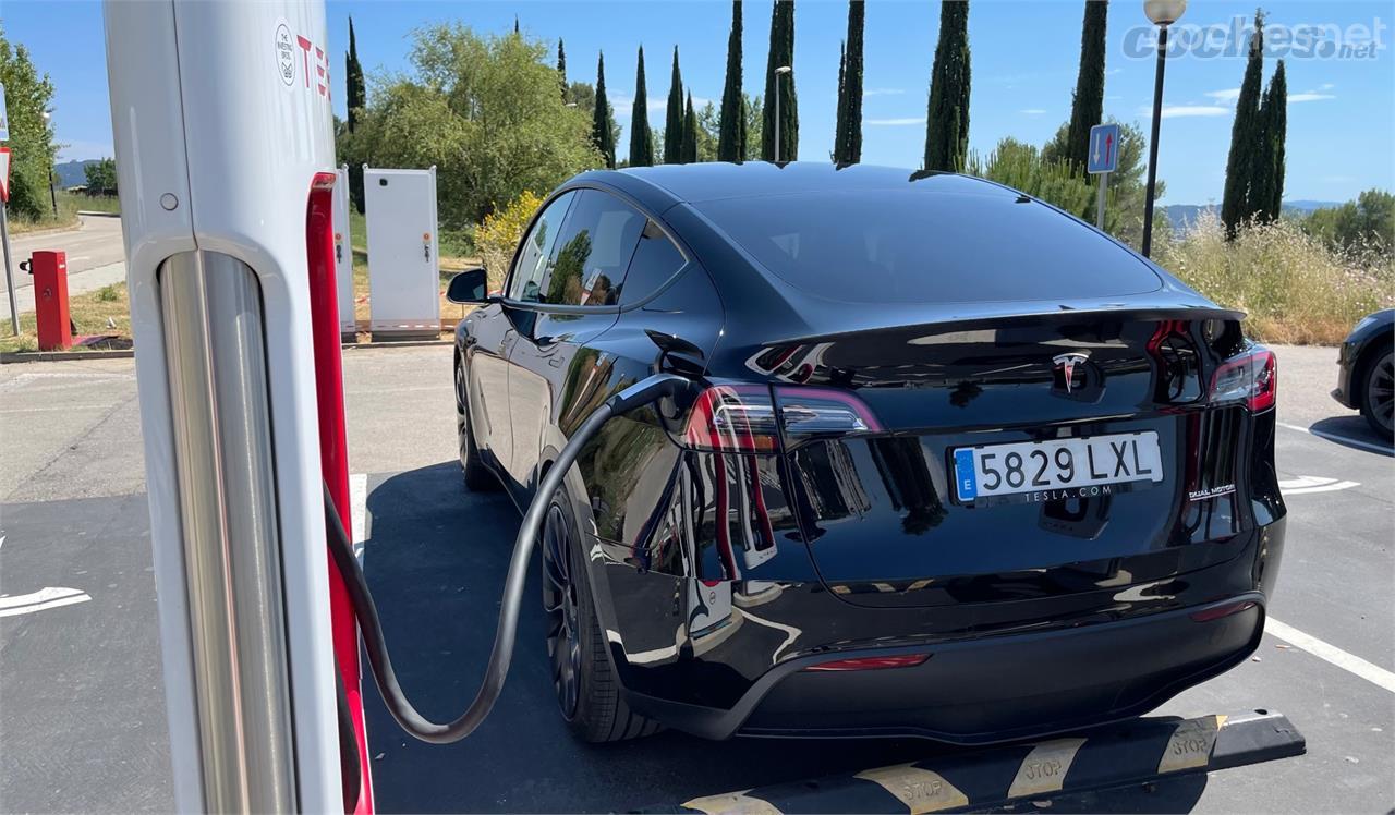 La recarga en los puntos de mayor capacidad de Tesla permiten conseguir hasta 240 km de autonomía en apenas 15 segundos.