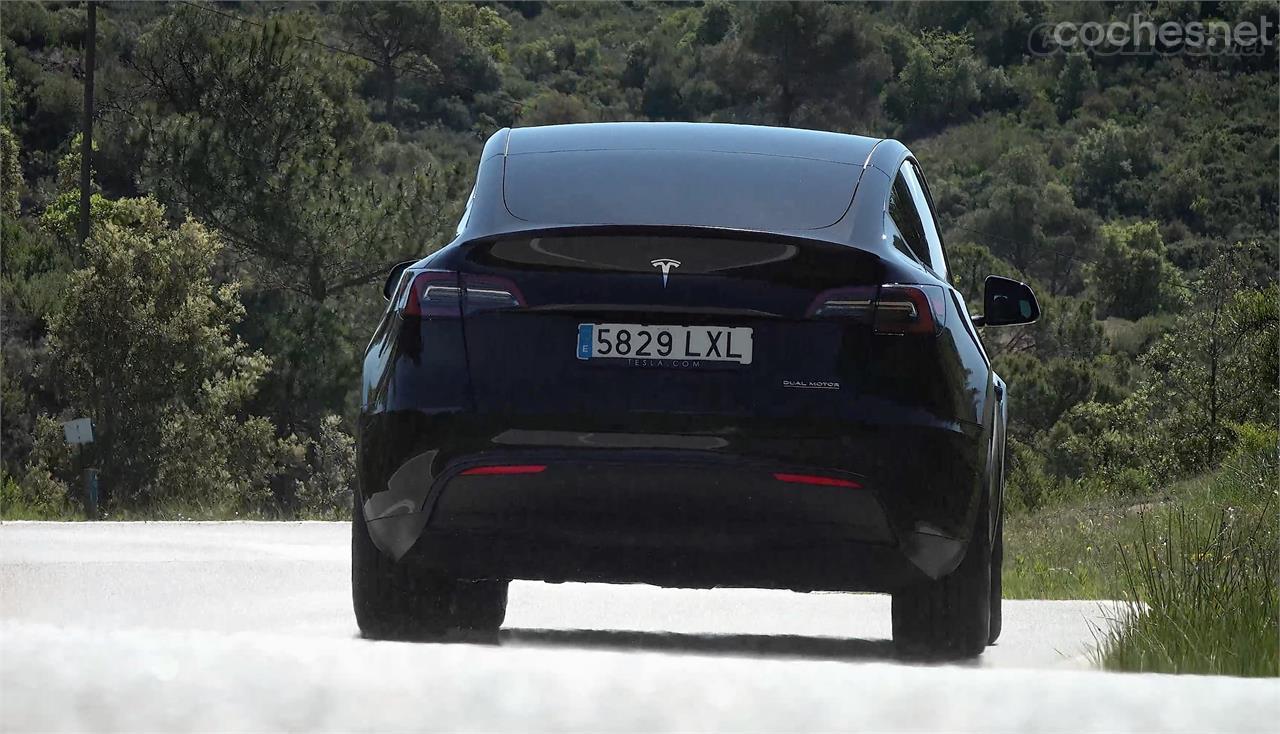 La velocidad de paso por curva del Tesla Model Y Performance, con su suspensión más firme, es difícilmente igualable.