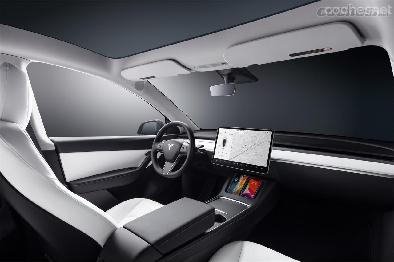 Esta versión del Tesla Model Y mantiene el diseño interior en el que destaca la ausencia de botones físicos sustituidos por una gran pantalla de control.