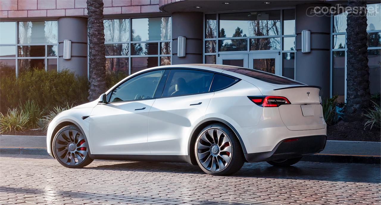 El Tesla Model Y también ha rebajado sus precios y ahora está disponible en España desde 41.200 euros antes de Moves.