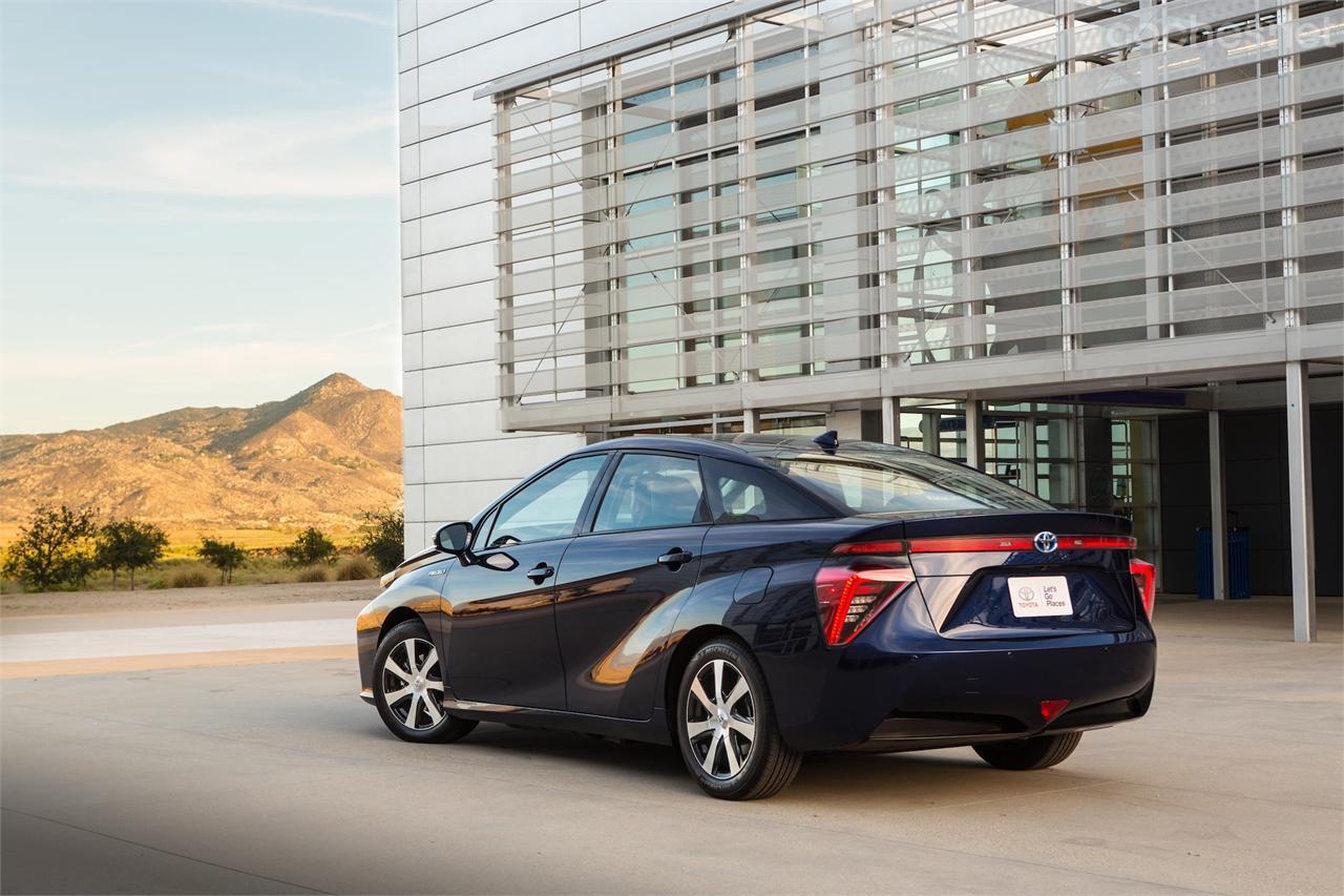 El Toyota Mirai es una berlina de 4,89 metros de largo que empezará a venderse en los próximos días en Japón, y a finales del año que viene en Europa. 