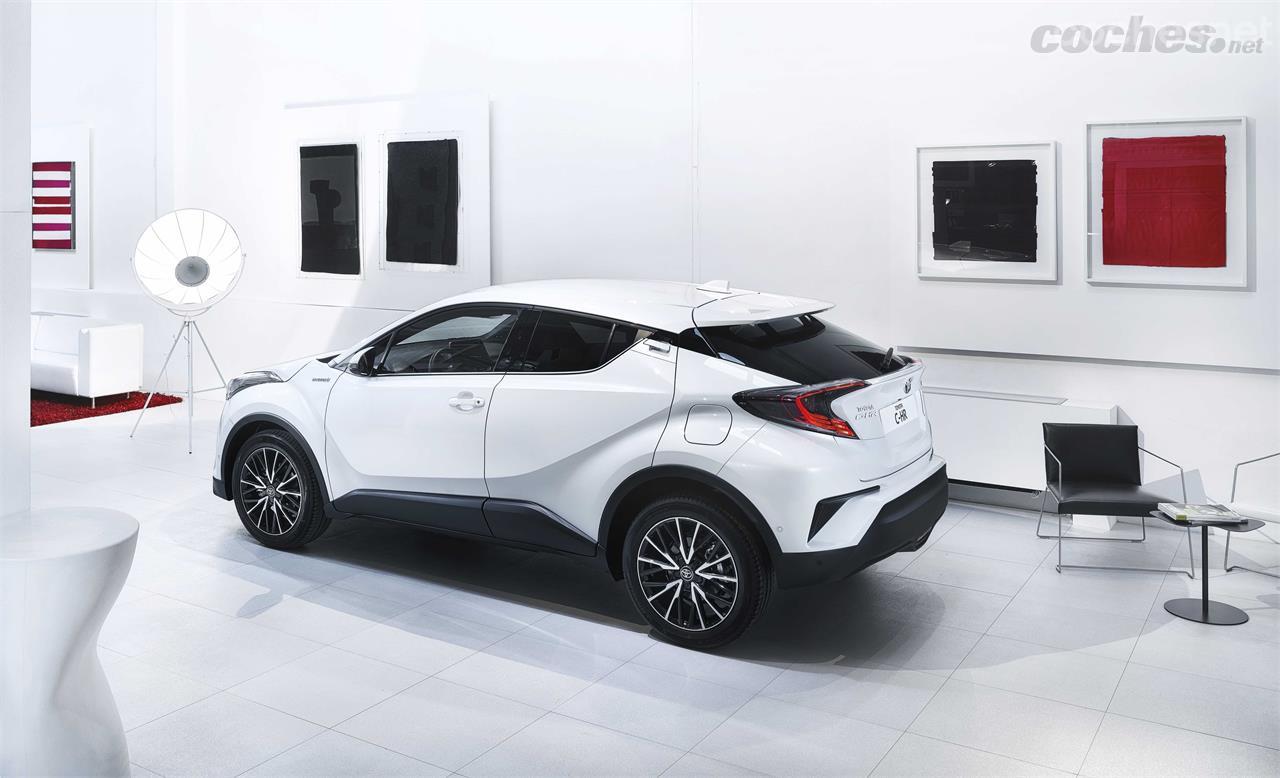 El Toyota C-HR podrá encargarse en los concesionarios a partir del 1 de septiembre, y llegará a los concesionarios españoles a finales de año. 