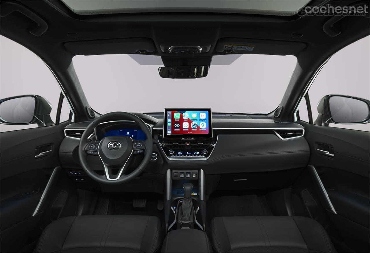 El salpicadero del Toyota Corolla Cross destaca por la presencia de una gran pantalla central con nueva interfaz y de la primera instrumentación digital de la marca