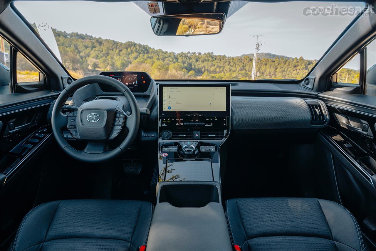 Buena visibilidad, mucha electrónica y también, nos convenza más o menos, un puesto de conducción "al estilo Peugeot".