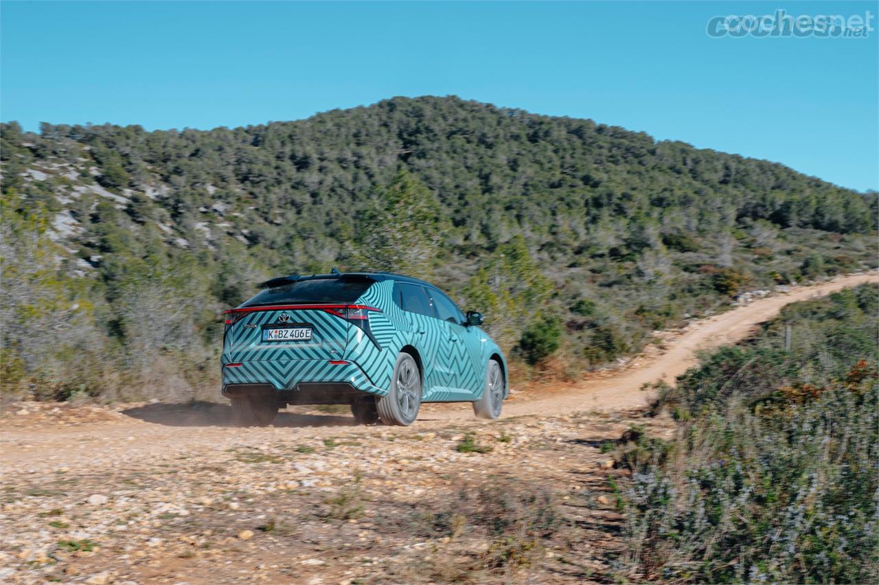 Su autonomía teórica rondará los 450 km, suficientes para marcarse alguna escapada por el campo.