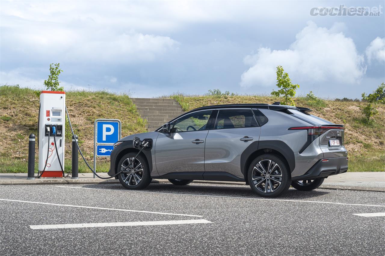 La marca asegura que el Toyota BZ4X se recarga al 80% en menos de 30 minutos en un cargador rápido.