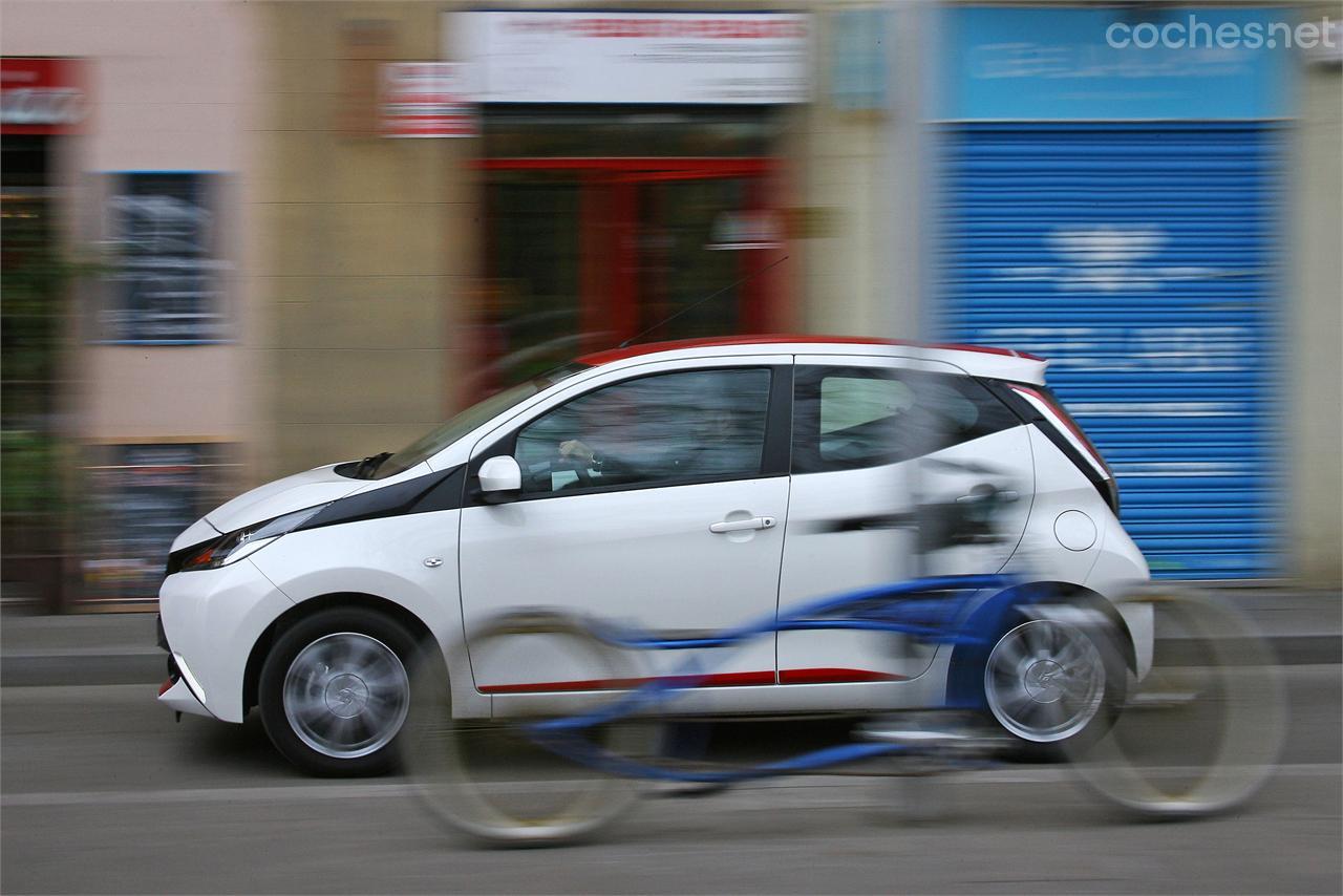 La ciudad es el terreno de juego favorito del Aygo que se mueve en el entorno urbano con agilidad.