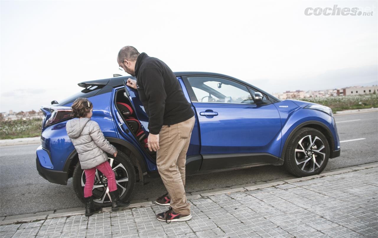 No es coche para niños. La absurda posición del tirador de la puerta trasera obliga a que sea un adulto el que abra la misma.