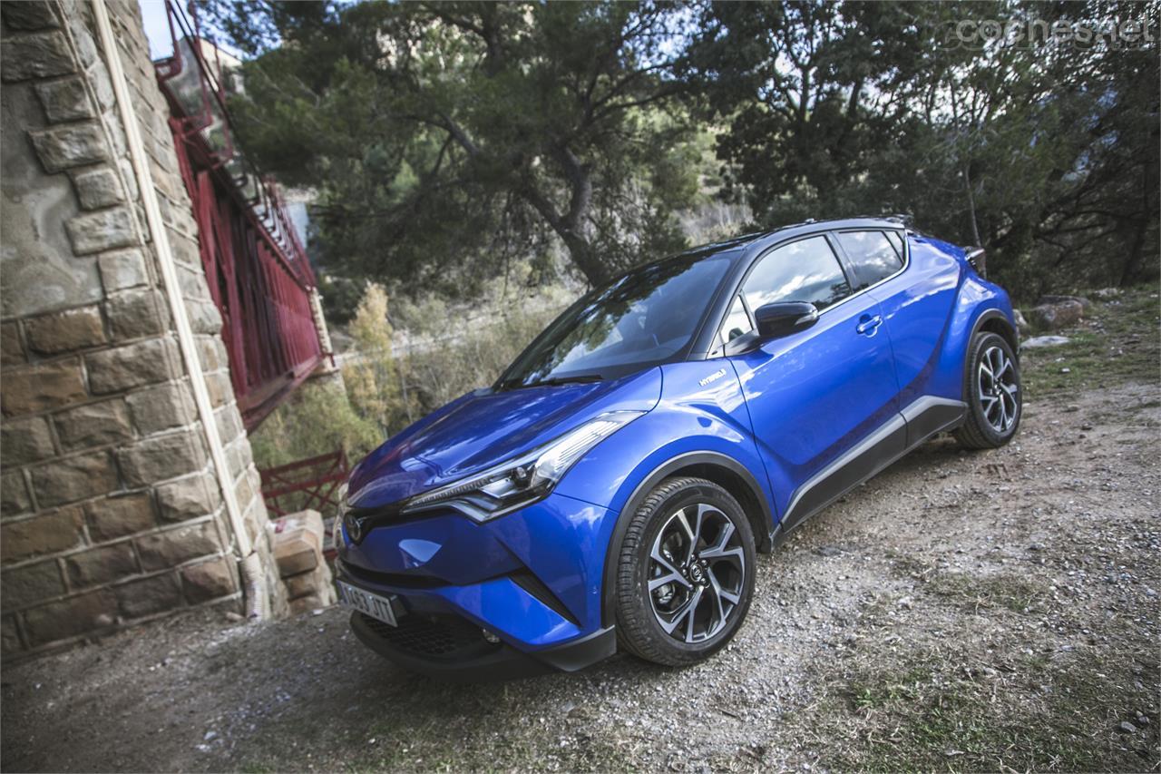 Toyota rompe moldes con un coche nada convencional. No lo es ni por planteamiento (a medio camino entre un SUV y un cupé) ni por mecánica ya que sólo se vende en versión híbrida.