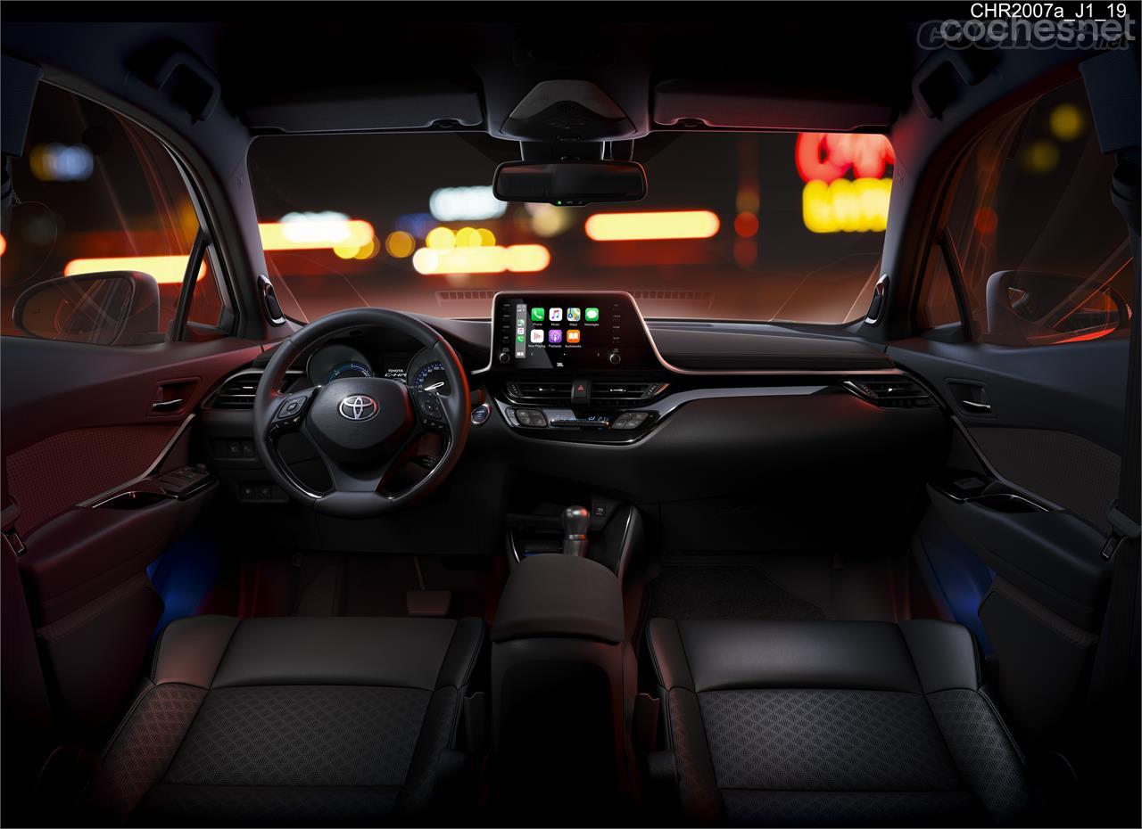 El interior del Toyota C-HR sigue estando protagonizado por la pantalla digital central. La calidad de los acabados es un poco superior, aunque la del C-HR precendente ya era alta. 