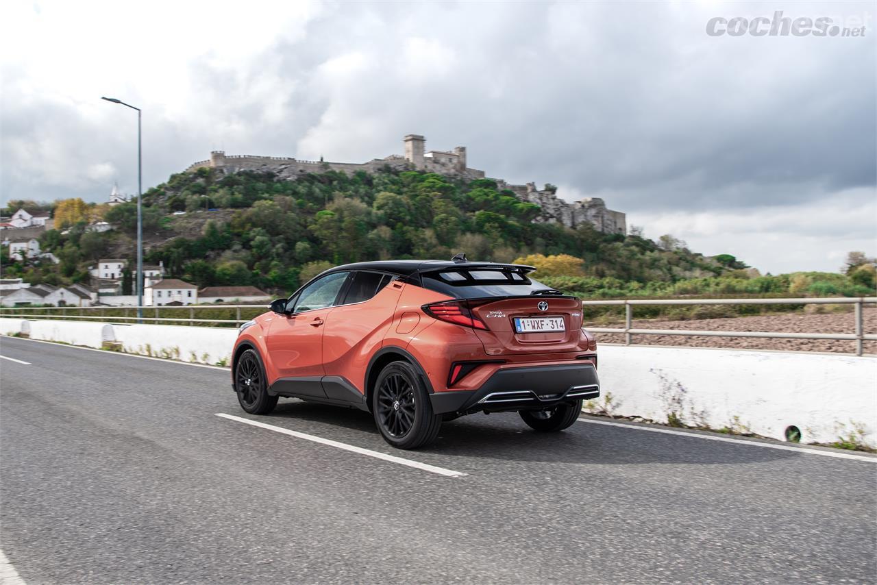 Este SUV compacto no cambia su imagen exterior, excepto en algunos detalles. Toyota considera que su diseño es todo un acierto. 