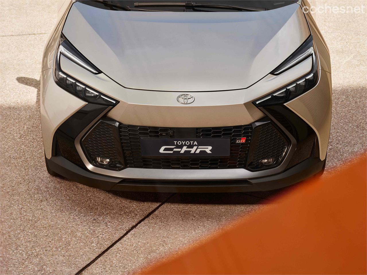 El frontal del Toyota C-HR 2024 es bastante diferente. Destacan las luces LED en forma de C, los pequeños faros y la forma diferente del capó y parrilla. 