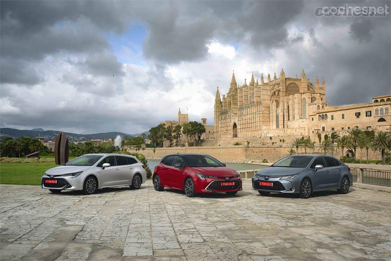 Toyota empieza a vender el Corolla en tres versiones de carrocería: Touring Sports, hatchback, y sedán. 