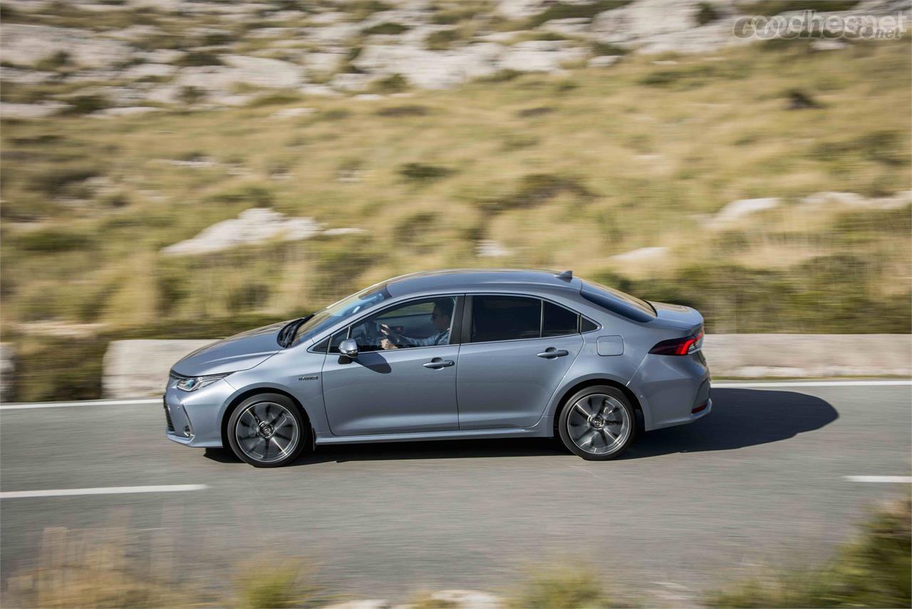 Toyota ha optado por ampliar la gama de su compacto de referencia con una nueva versión sedán, con un estilo más clásico. 