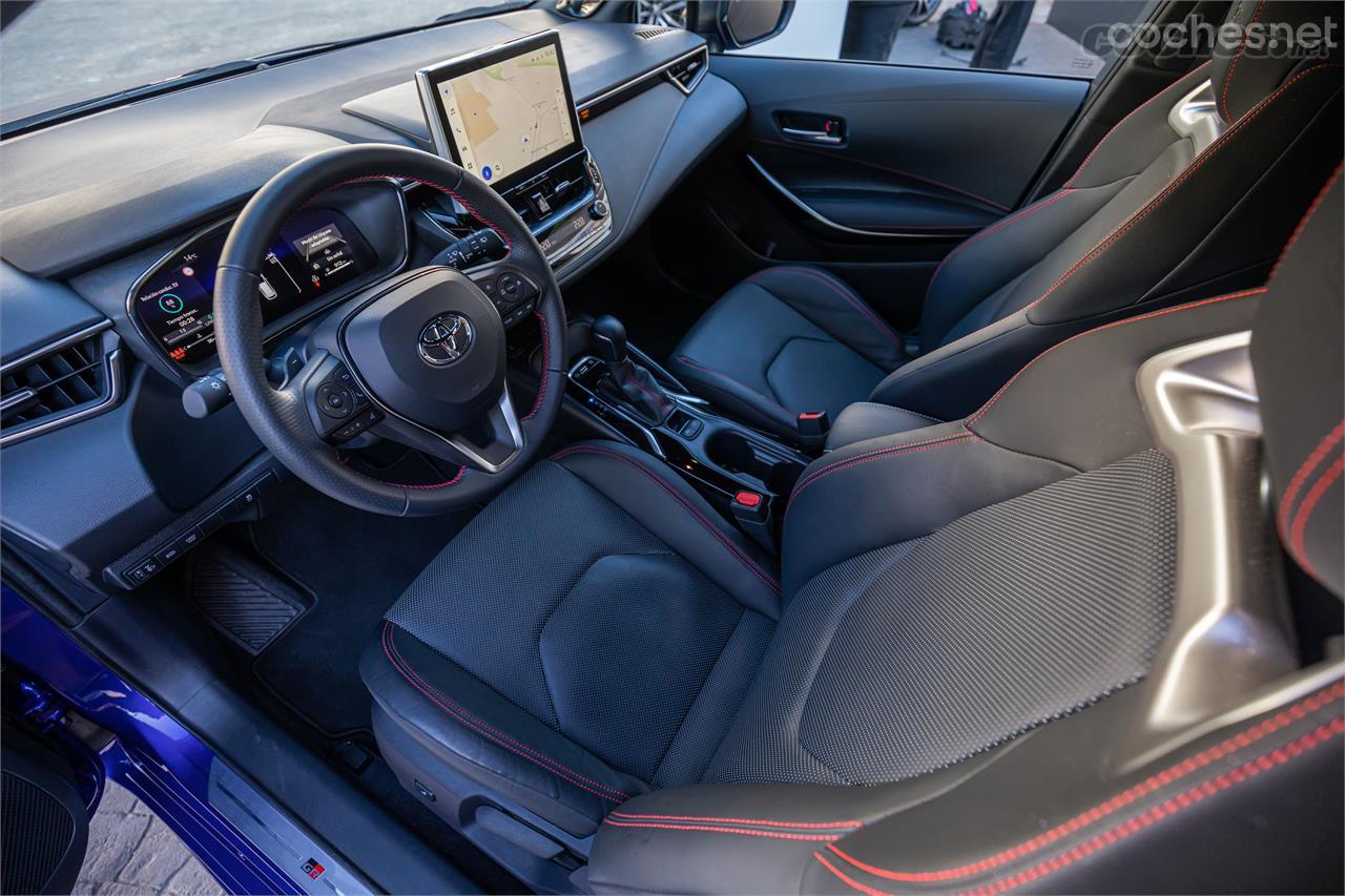 El interior del Toyota Corolla 2023 presenta ligeros cambios en la presentación de los acabados y en las tapicerías.