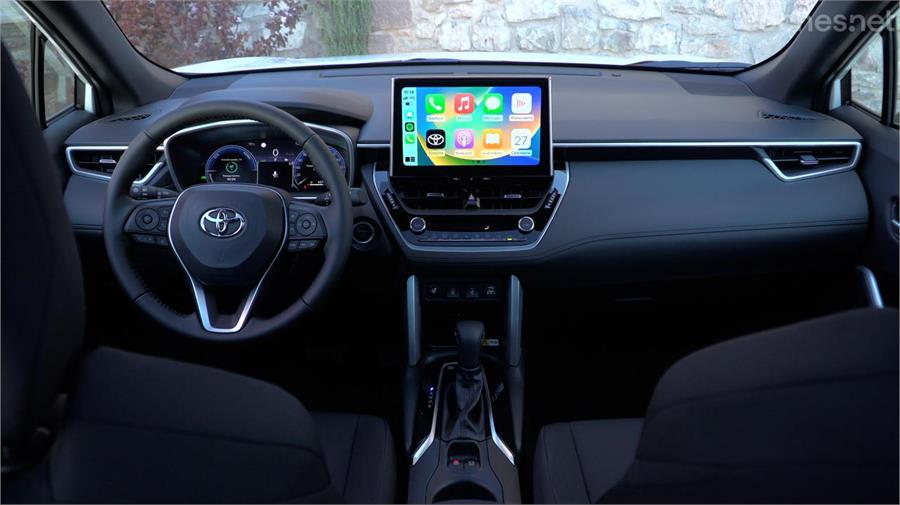 Toyota ha mejorado mucho en calidad de acabados, algo que queda reflejado en el Corolla Cross. Las pantallas también ofrecen unos gráficos antes no vistos en la marca nipona.