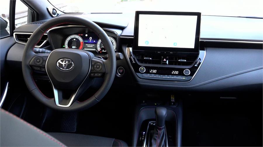 El salpicadero del Toyota Corolla Touring Sports 200H ha mejorado con una nueva pantalla central más grande, aunque no mejor posicionada.