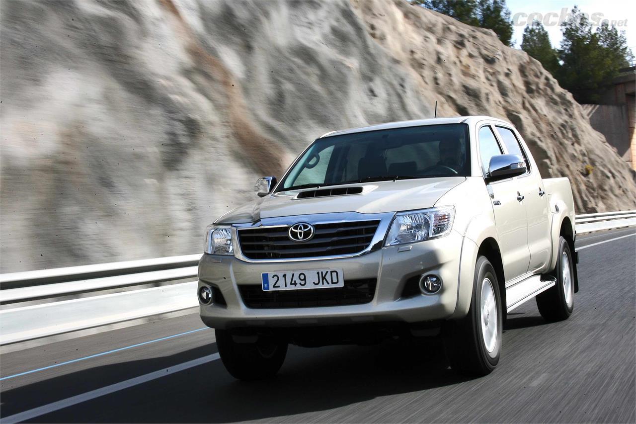 El Toyota Hilux demuestra una excelente calidad de fabricación, pero su filosofía de uso se acerca más a la de un vehículo industrial que en el resto de sus rivales. 