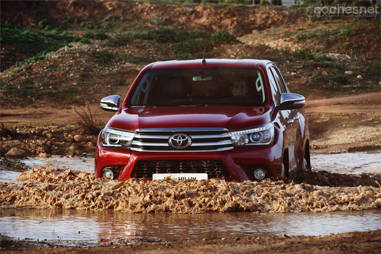 Todos los Hilux dispondrán del mismo motor; un nuevo cuatro cilindros de 2,4 litros de cilindrada que rinde 150 CV de potencia.