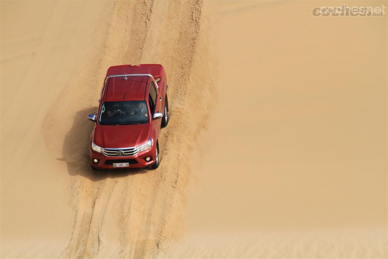 El Hilux se enfrenta sin problemas a las dunas. Basta con deshinchar las ruedas y poner la reductora para disfrutar de la conducción en arena.