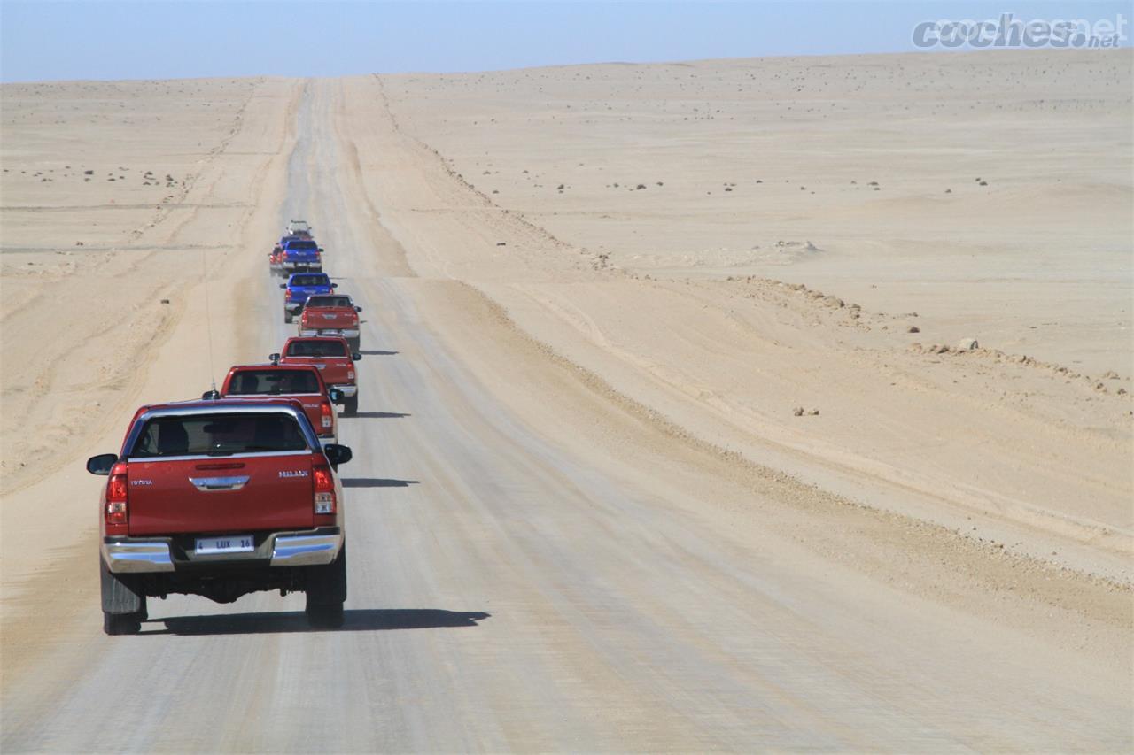 Así son las carreteras de Namibia. Pese al color, lo que hay abajo no es asfalto sino tierra compactada. Encima, polvo y arena. Esta une las dos principales ciudades del país.