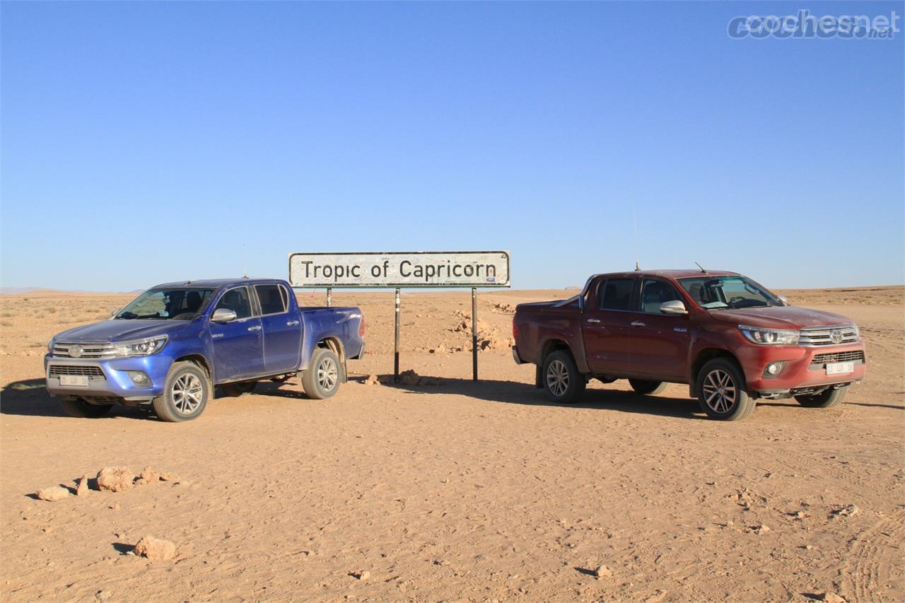 Durante nuestro viaje por Namibia cruzamos el trópico de Capricornio. El estado de limpieza de los coches refleja la cantidad de polvo que hay en las carreteras del país.