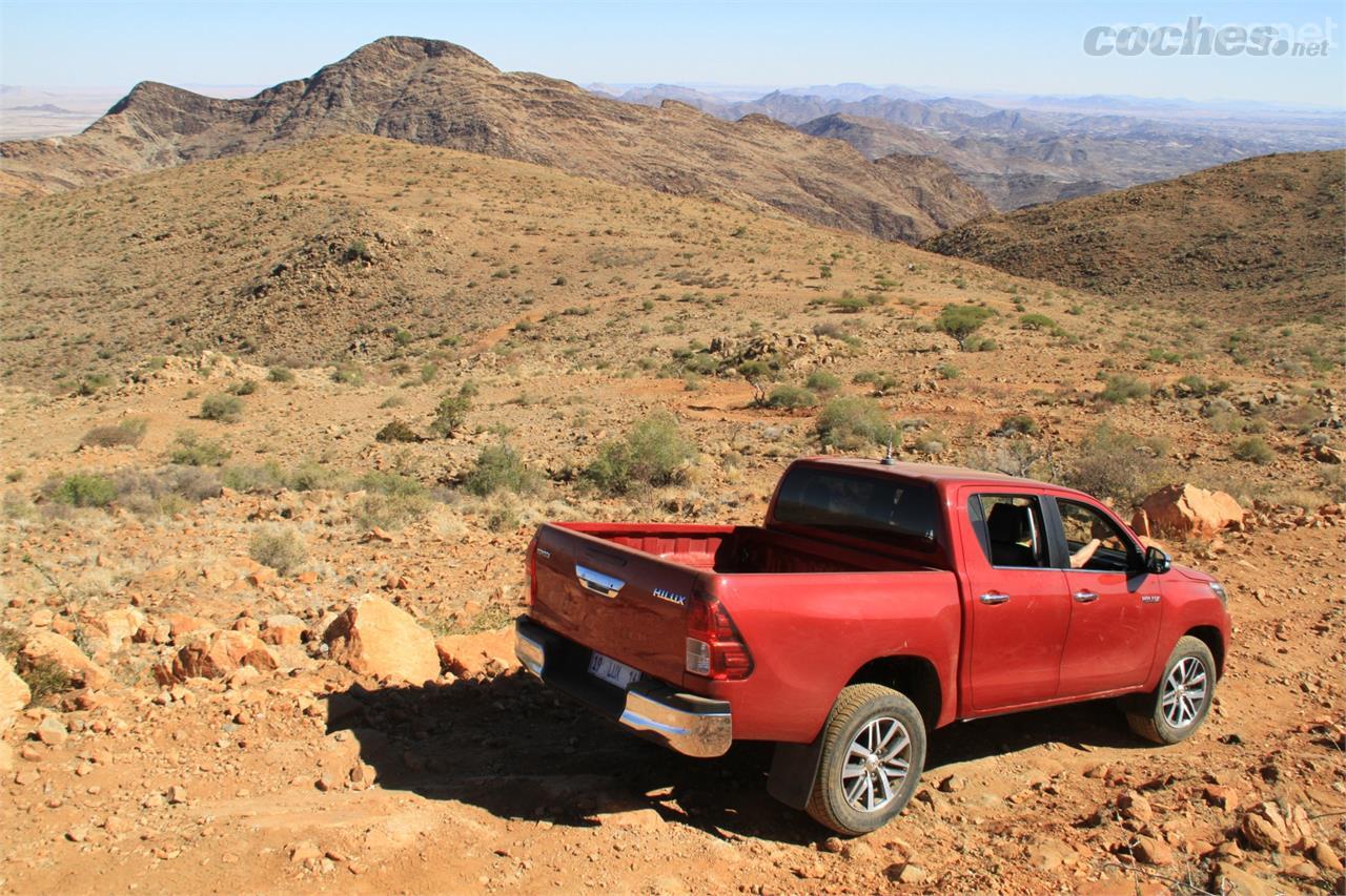 El Hilux es un auténtico todoterreno que no tiene problemas para avanzar fuera del asfalto. esto le convierte en el coche ideal para muy distintos usos, tanto profesionales como de ocio.