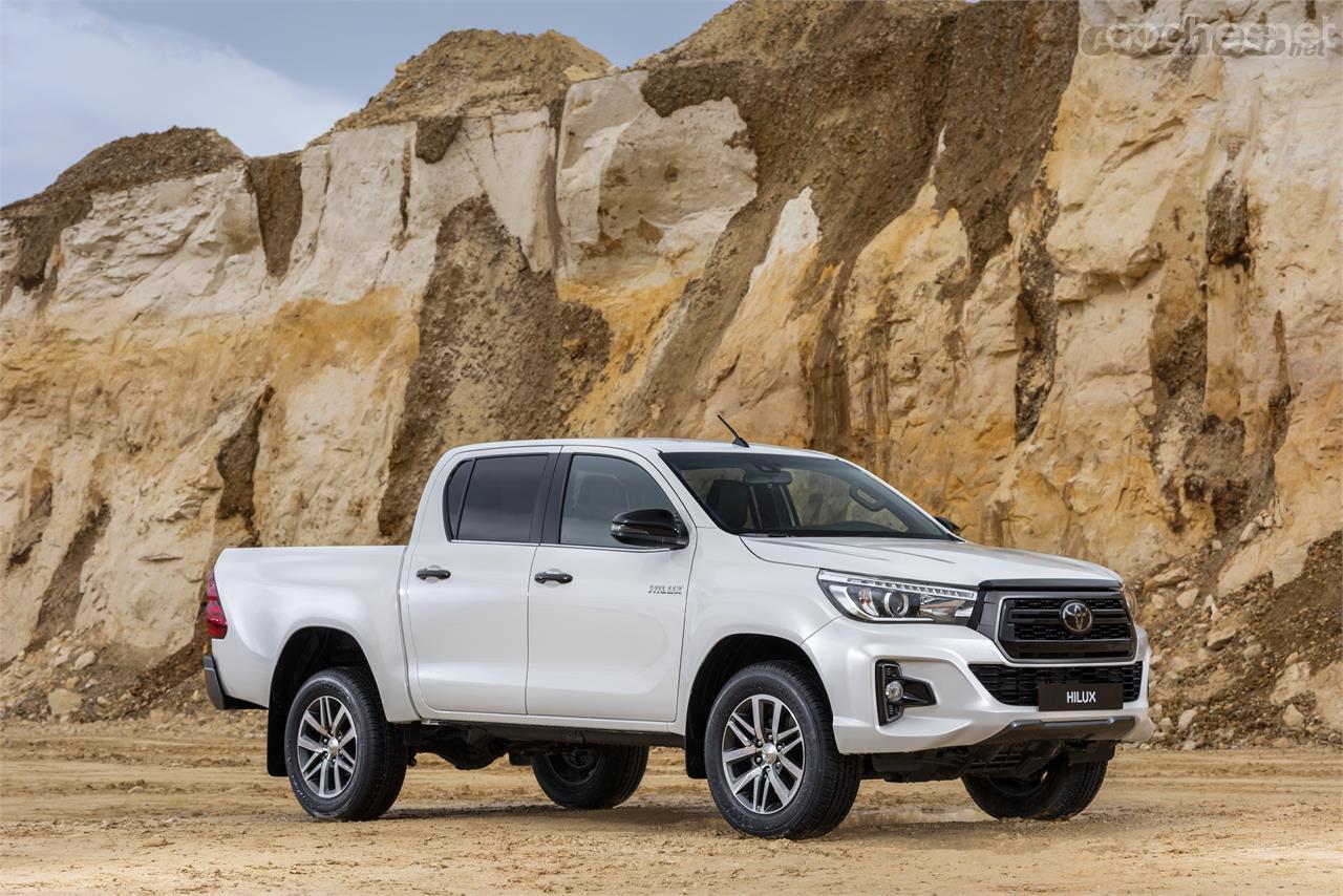 Los detalles oscurecidos (en negro y en gris) caracterizan a esta variante del Hilux, la más completa de la gama.