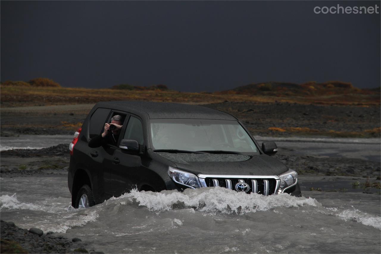 Con la ayuda del Crawl Control, los vadeos resultan muy fáciles. Toyota pidió un permiso especial para probar el coche en estas circunstancias ya que en Islandia está prohibido abandonar las pistas.