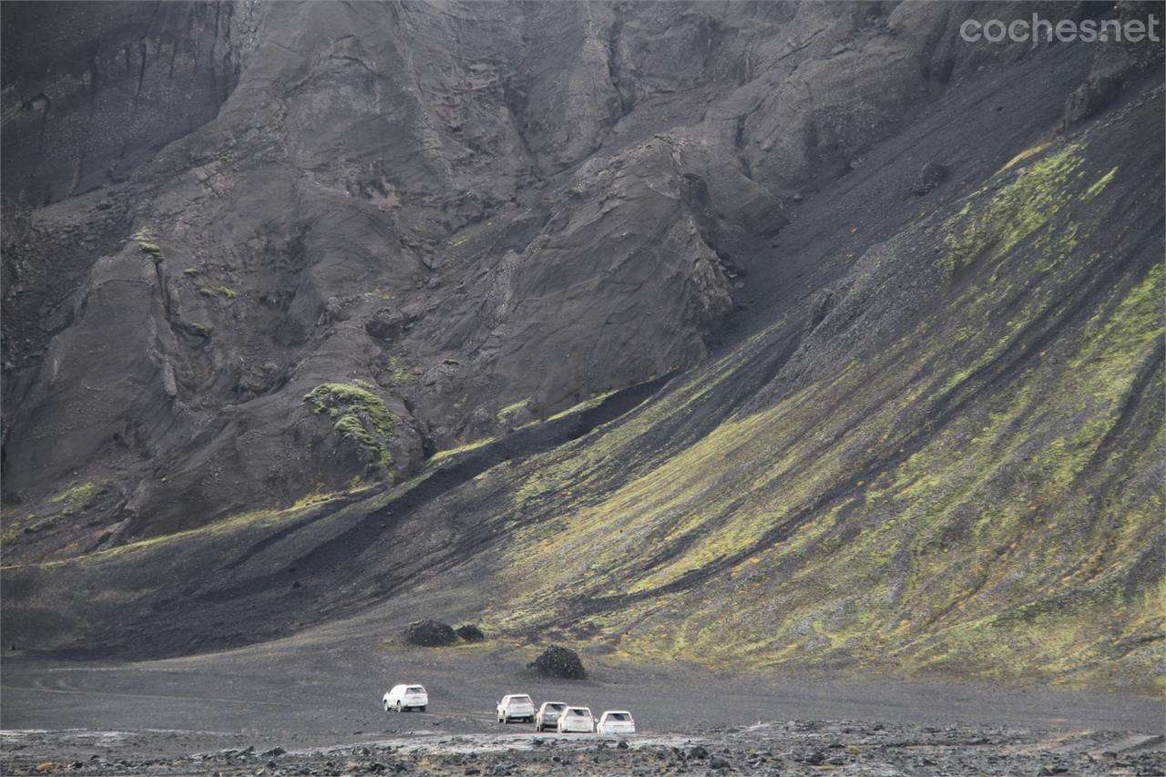 Islandia es un auténtico paraíso para los amantes del off-road. Siempre en terreno volcánico, las combinaciones de colores son increíbles.