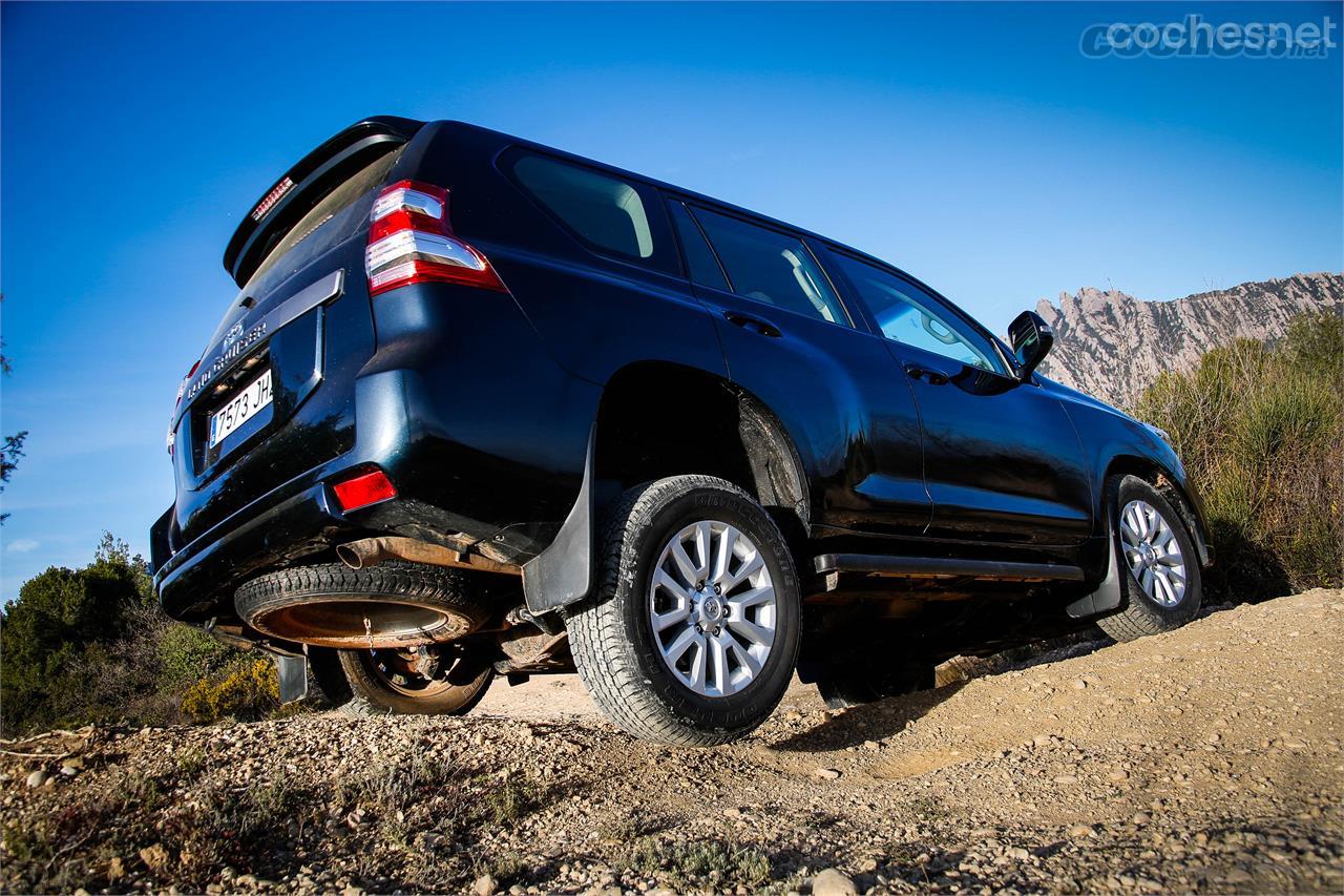 En el todoterreno más extremo, el Land Cruiser aprovecha la elasticidad del bastidor con unos recorridos de ruedas realmente amplios, así como la buena predisposición de su motor y transmisiones.