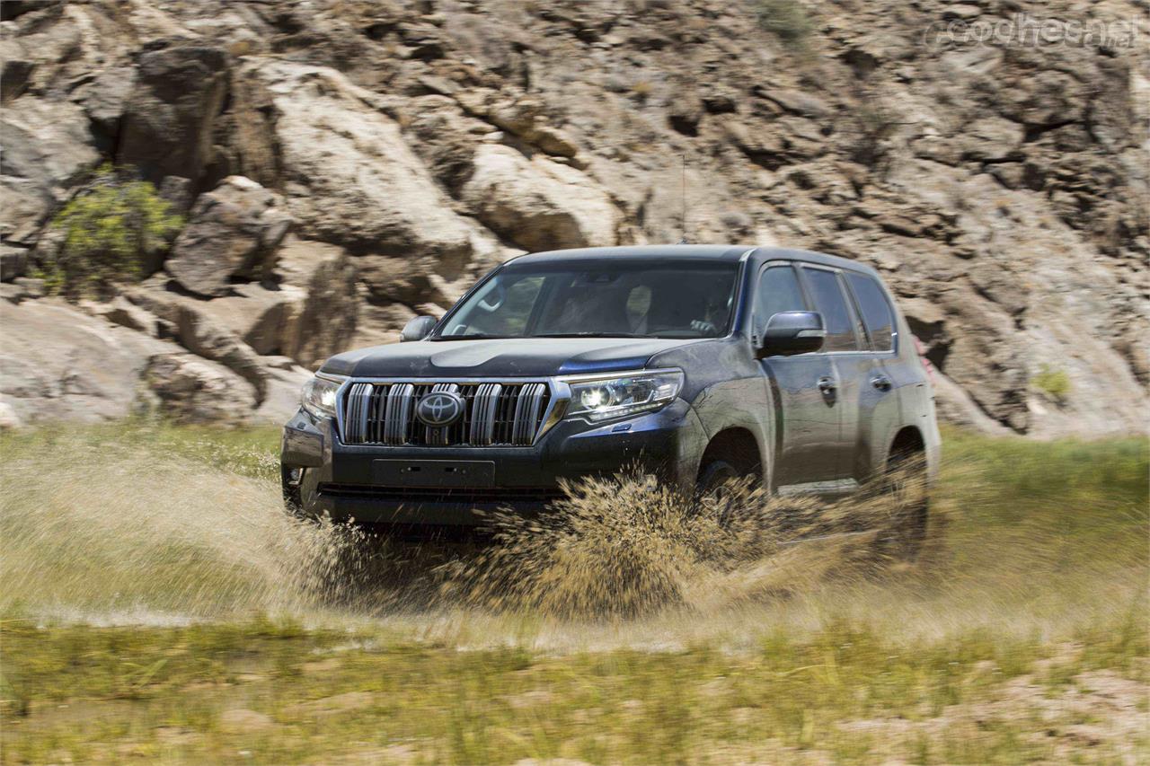 El Toyota Land Cruiser destaca por ofrecer un buen confort de marcha en off-road, y por contar con una transmisión 4x4 muy efectiva. 